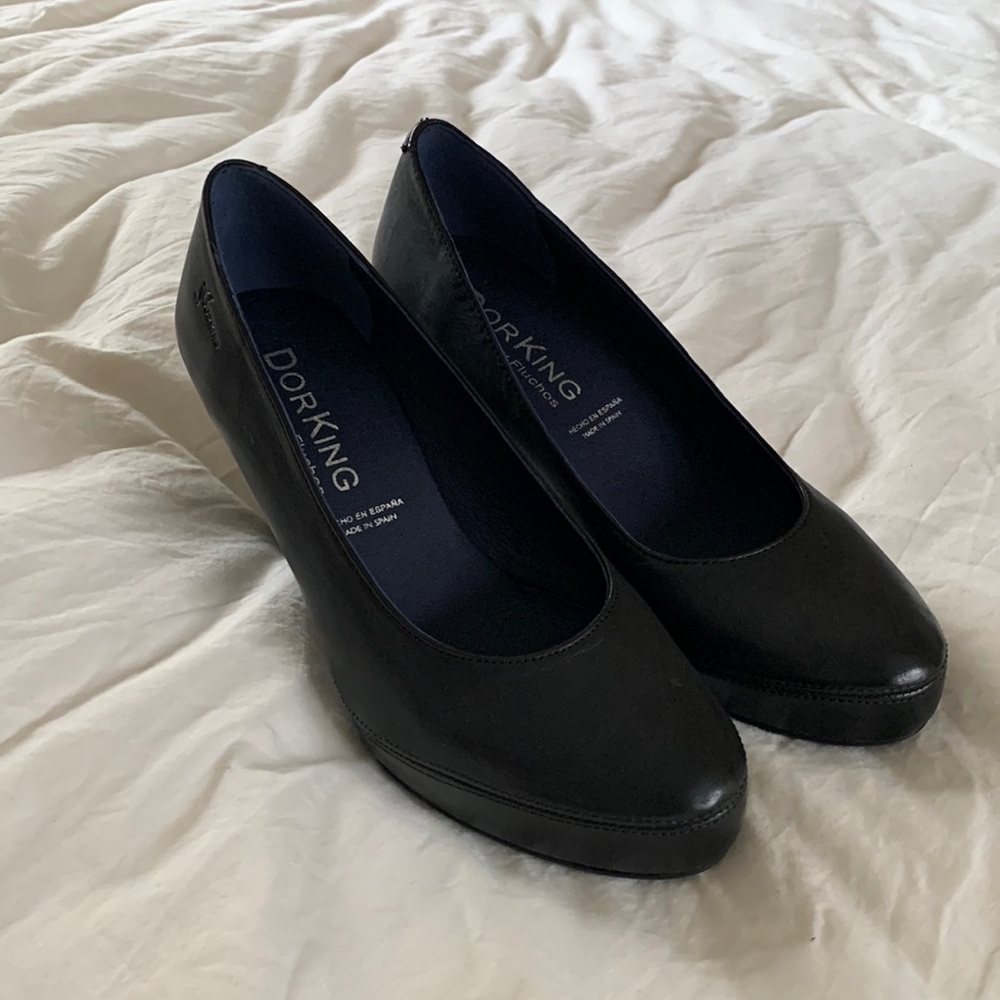 Dorking Black Blesa pump - size EU 37.  New!